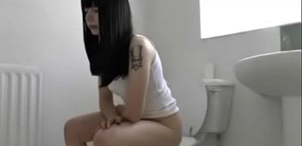  black hair girl pooping 2